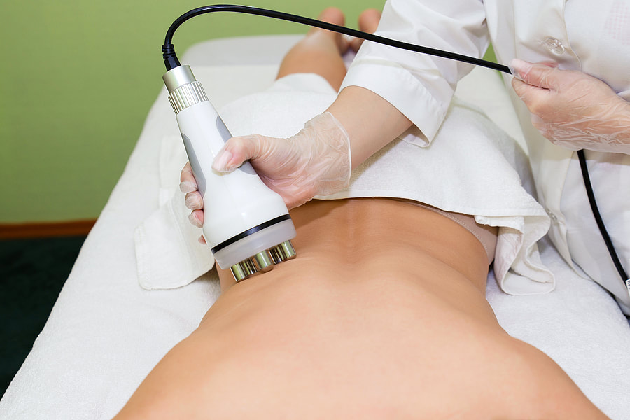 a doctor doing a cellulite treatment process
